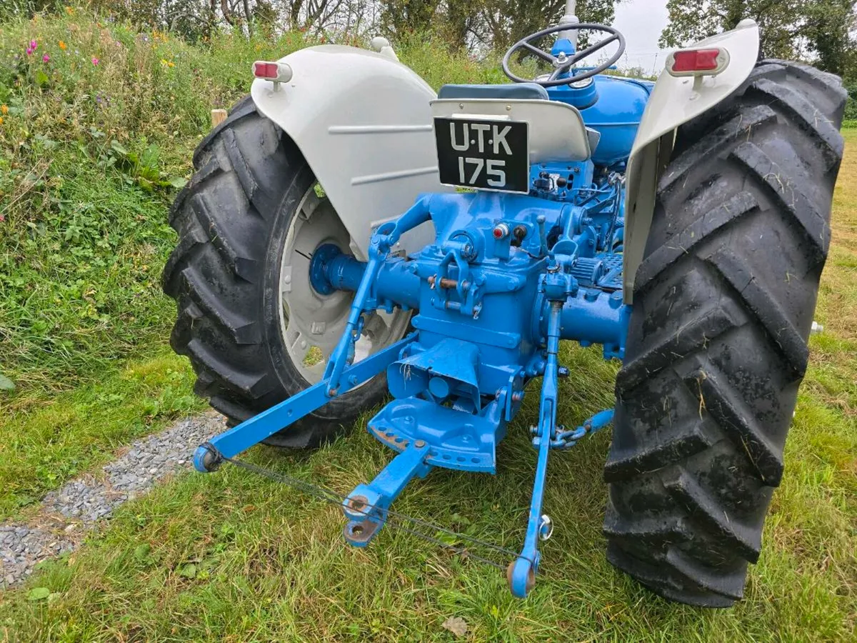 1963 new performance super major vintage tractor - Image 4