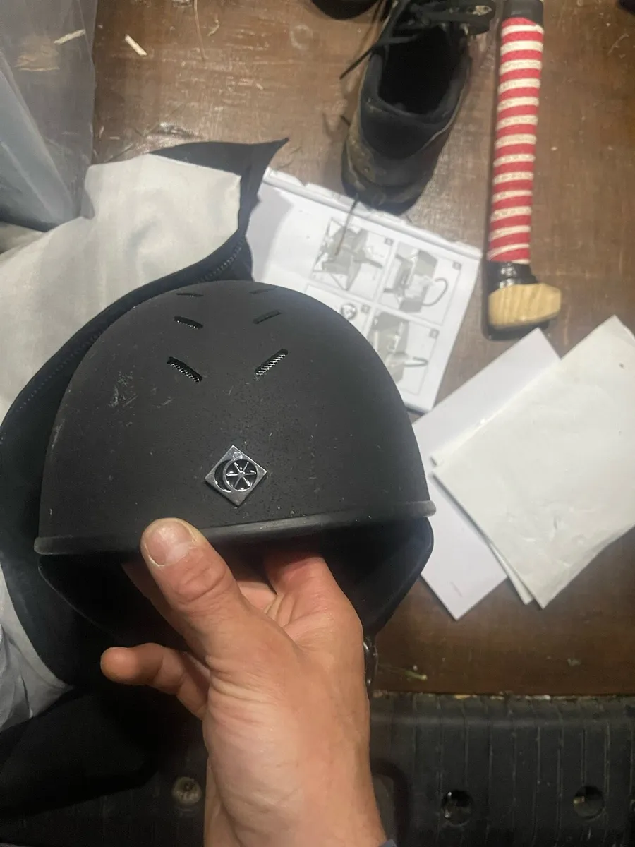 Jockeys helmet - Image 1