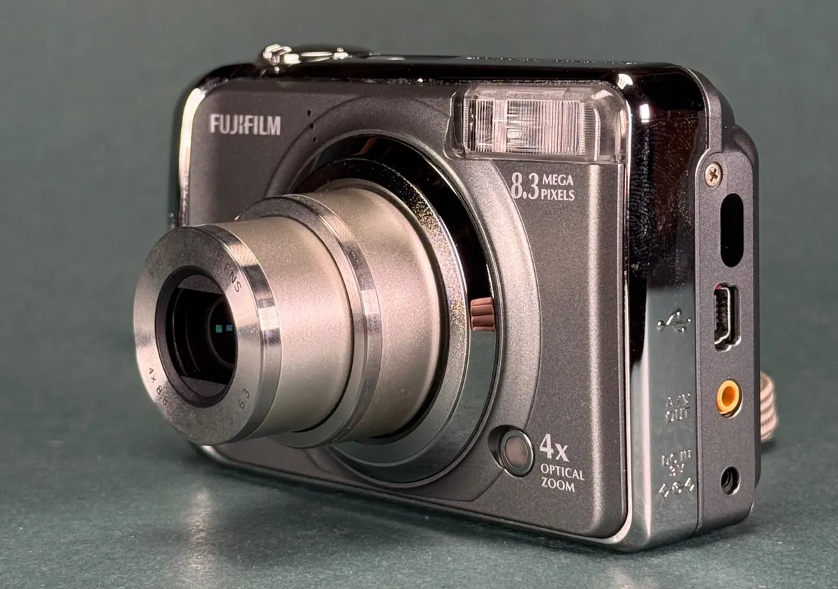Fujifilm FinePix A825 Digital Camera 8 Megapixels - Image 1