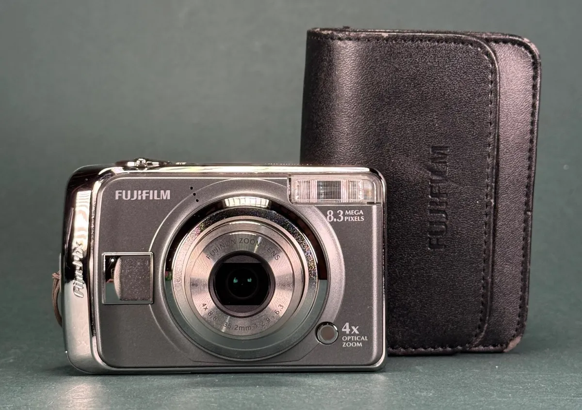 Fujifilm FinePix A825 Digital Camera 8 Megapixels - Image 2