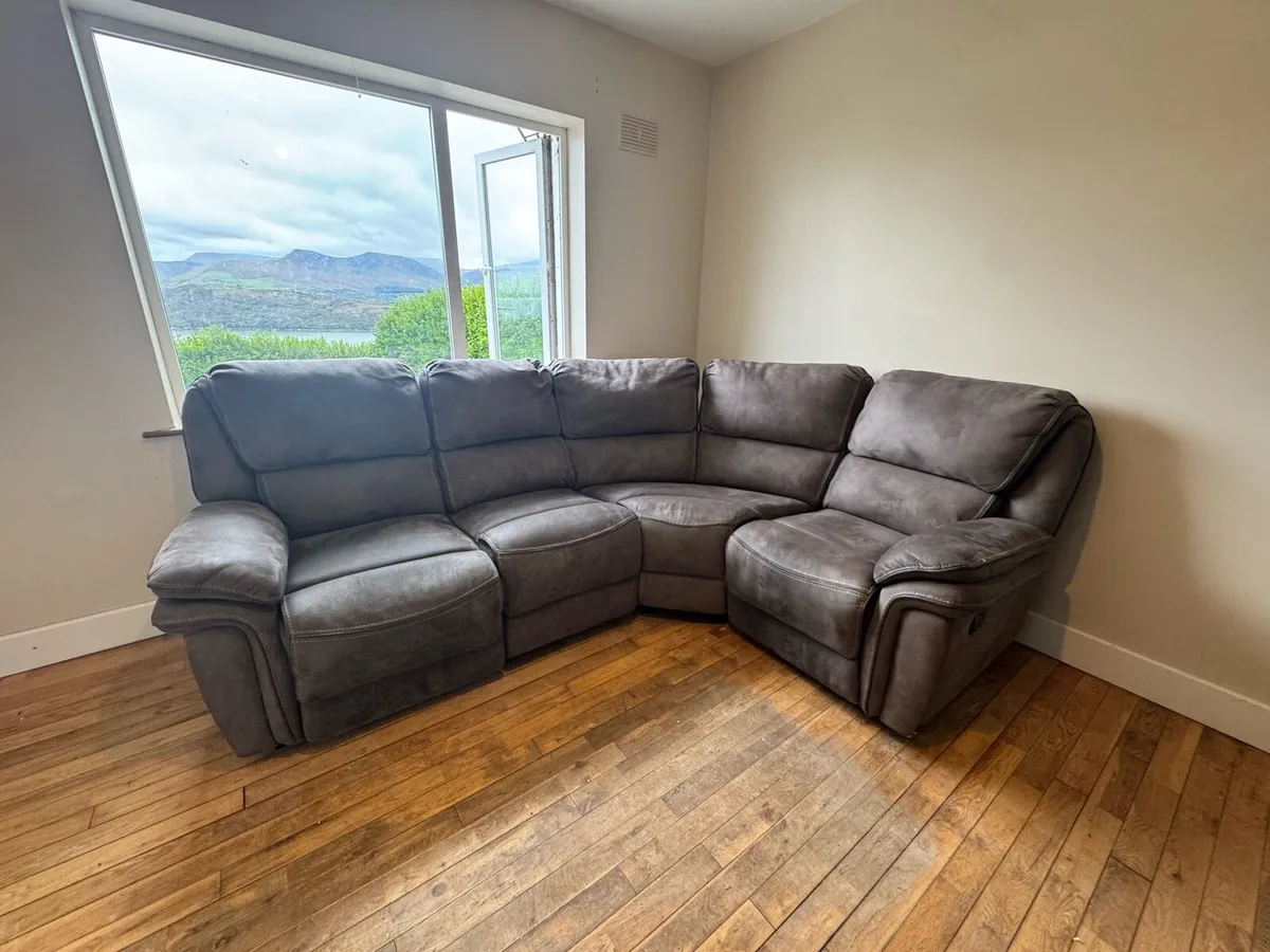 L shaped couch - Image 1