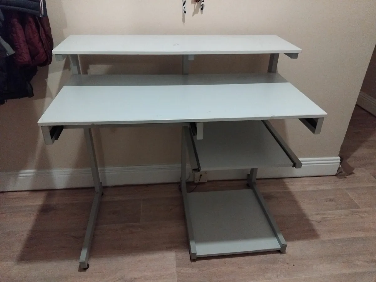Computer desk - Image 1