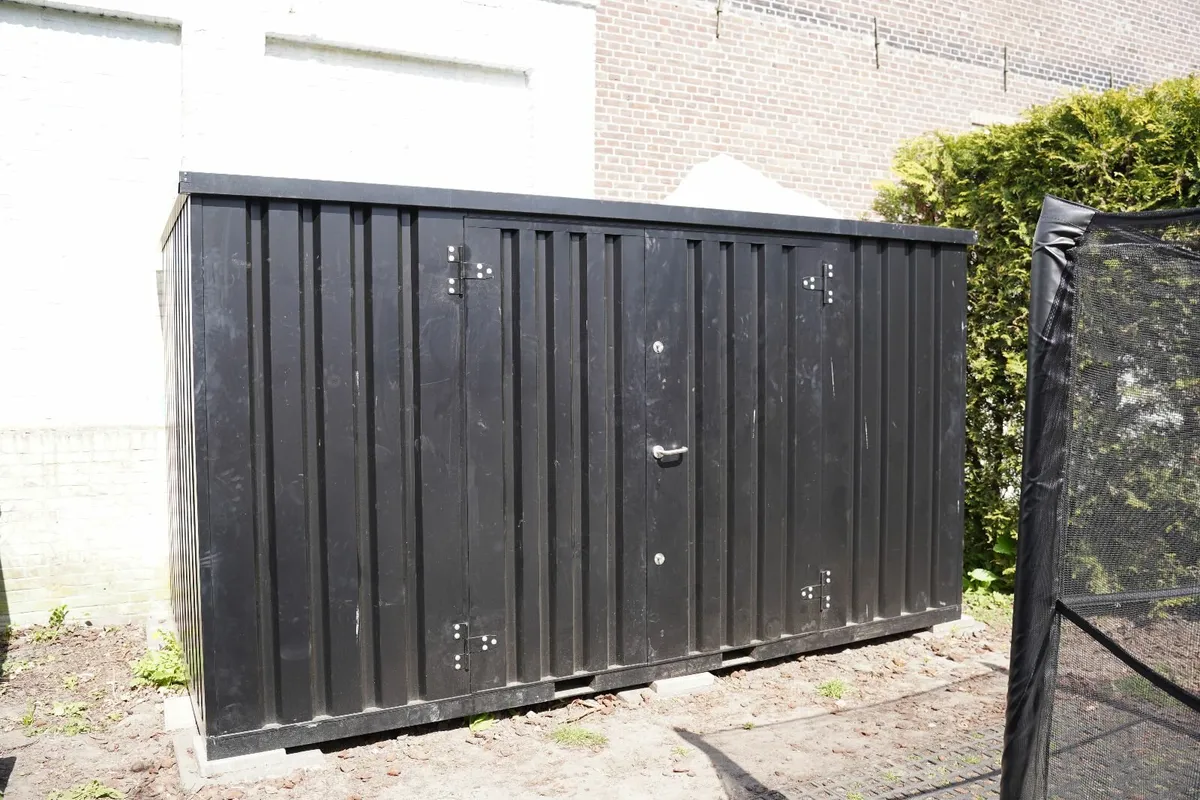 Durable Steel Container – Safe for Equipment! - Image 1