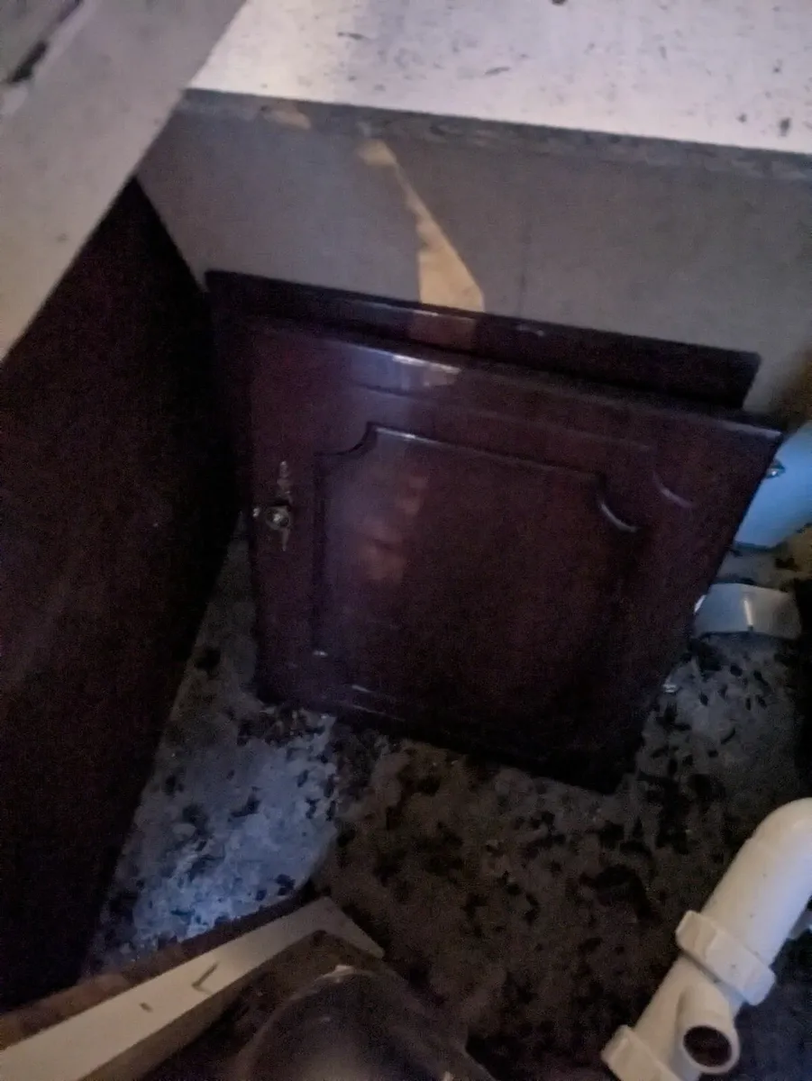 8ft Fitted Bookshelf & Cabinet with doors - Image 3