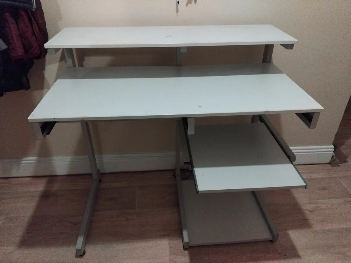 Computer desk - Image 2