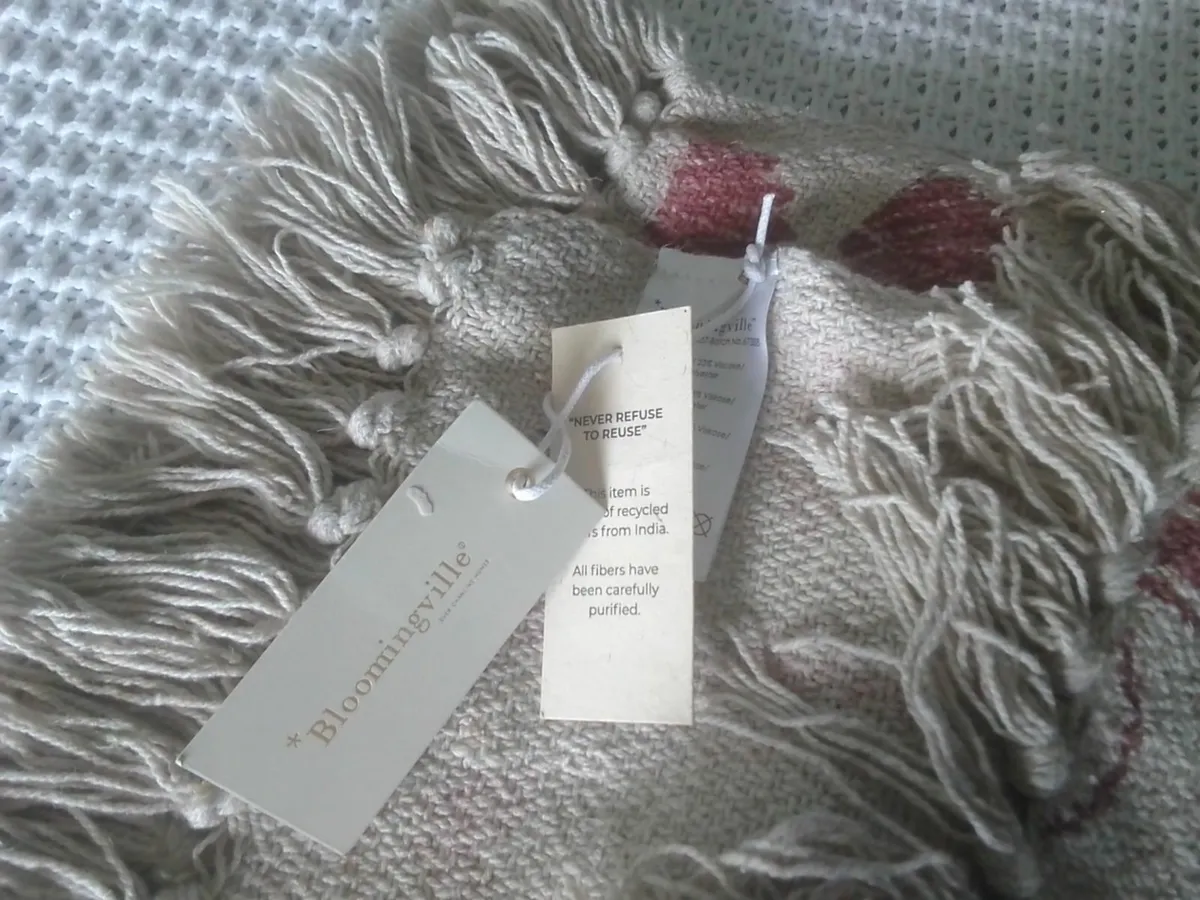 CREAM AND RED BLOOMINGDALE  LGE THROW NEW - Image 2