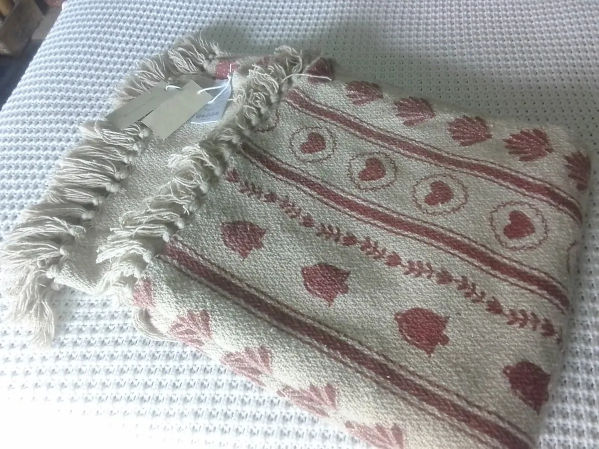 CREAM AND RED BLOOMINGDALE  LGE THROW NEW - Image 1