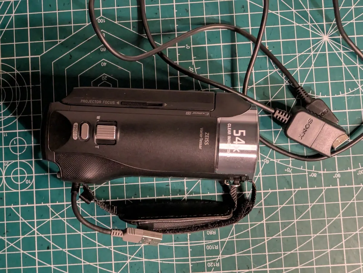 Sony Handycam Camcorder with projector Zeiss lens - Image 3
