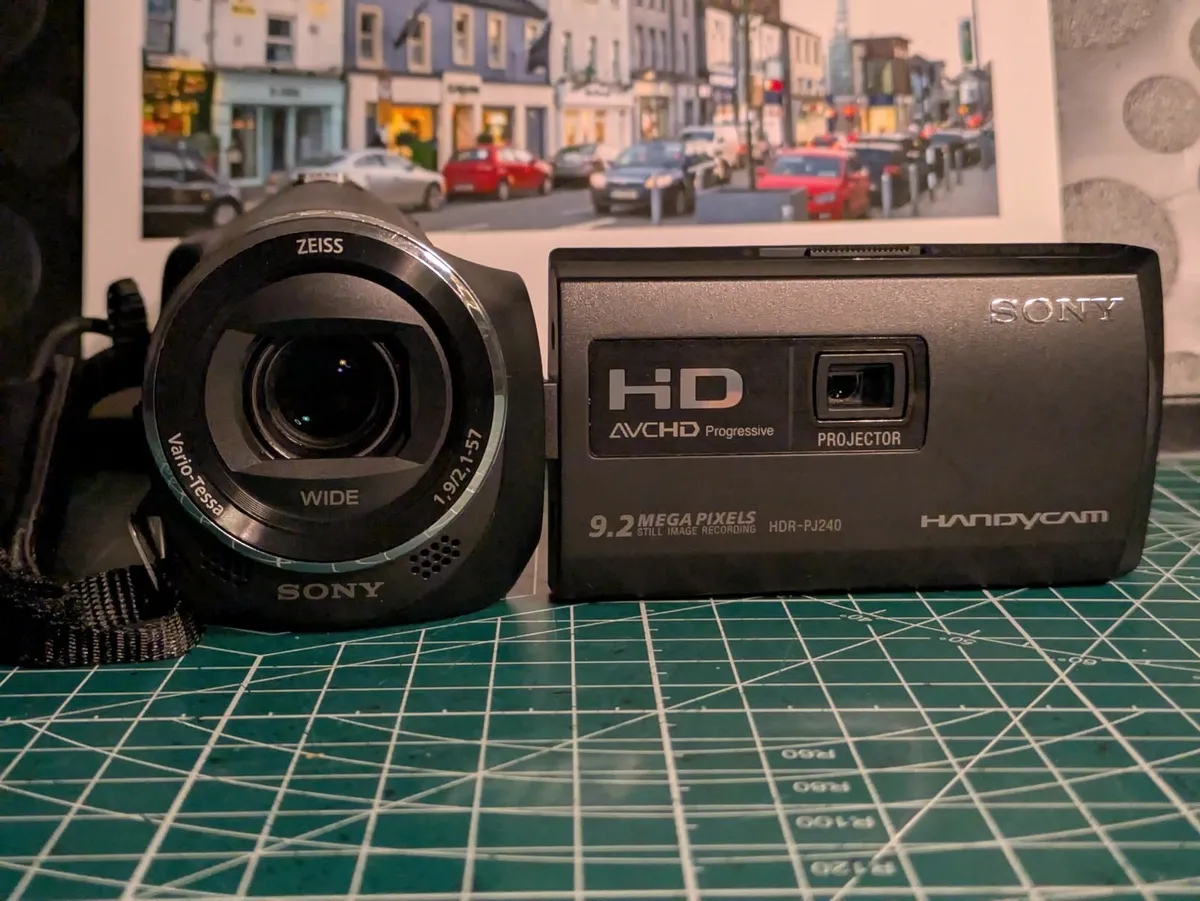 Sony Handycam Camcorder with projector Zeiss lens - Image 1