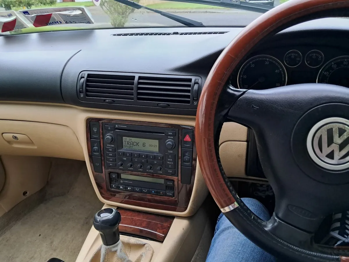 Volkswagen Passat 2003 - Image 3