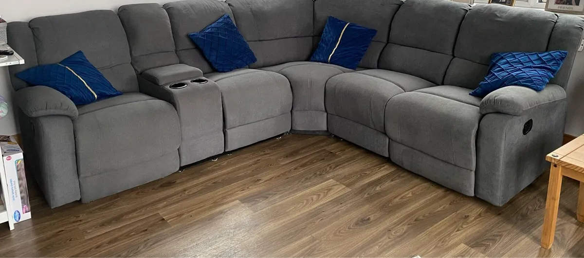 L - Shaped corner couch - Image 1