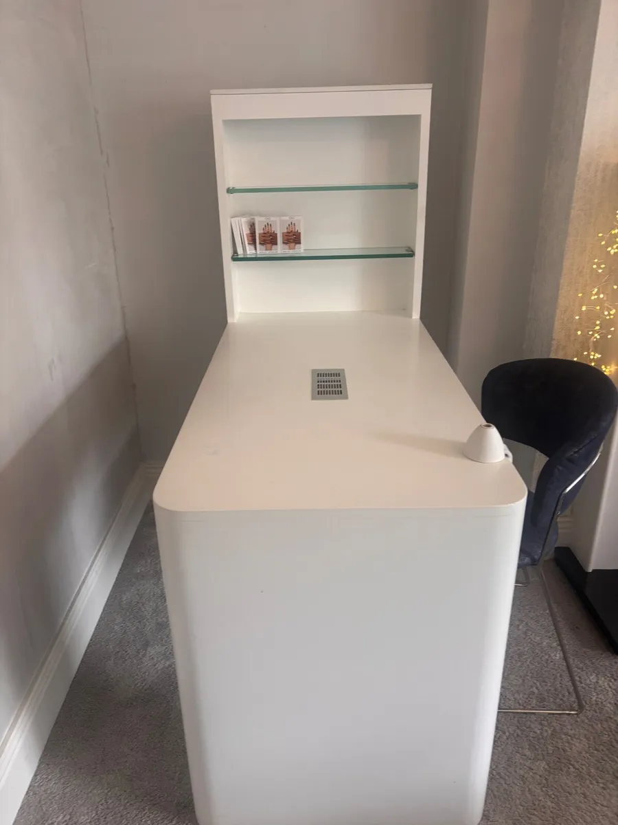 Nail table - Image 1
