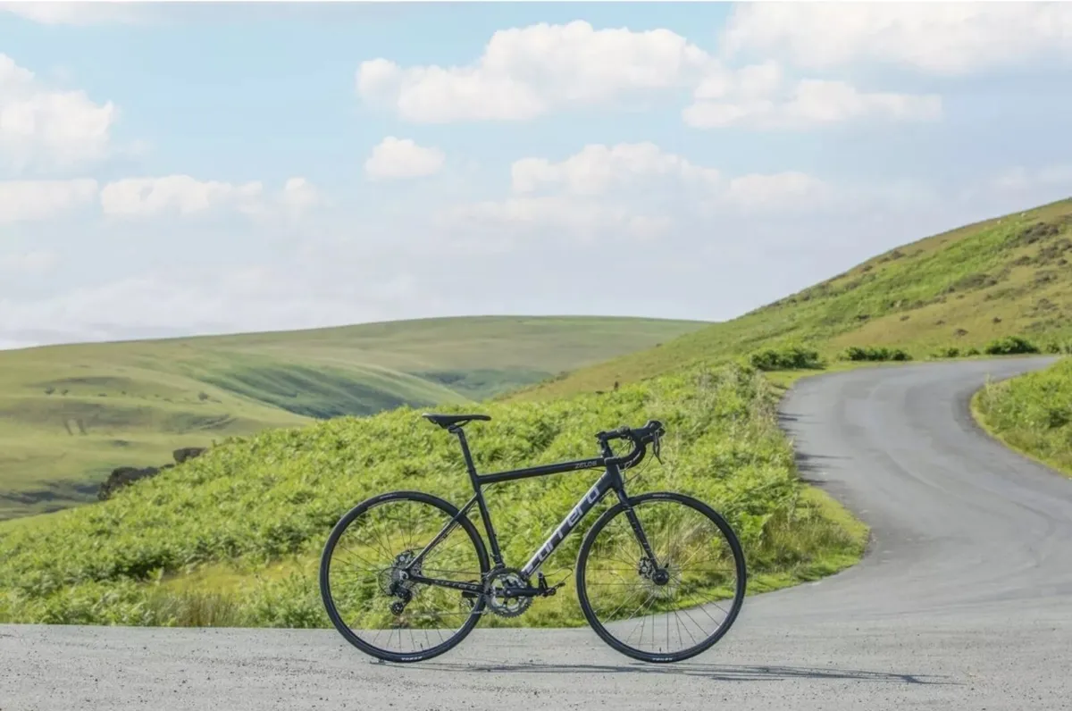 Carrera Zelos Disc Road bike - Size 56cm/Large - Image 4