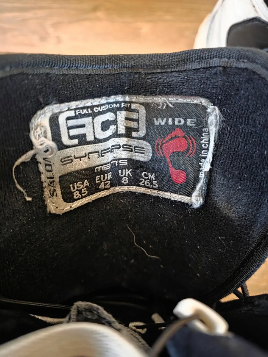 8.5 UK Wide fitting snowboard boots - Image 1