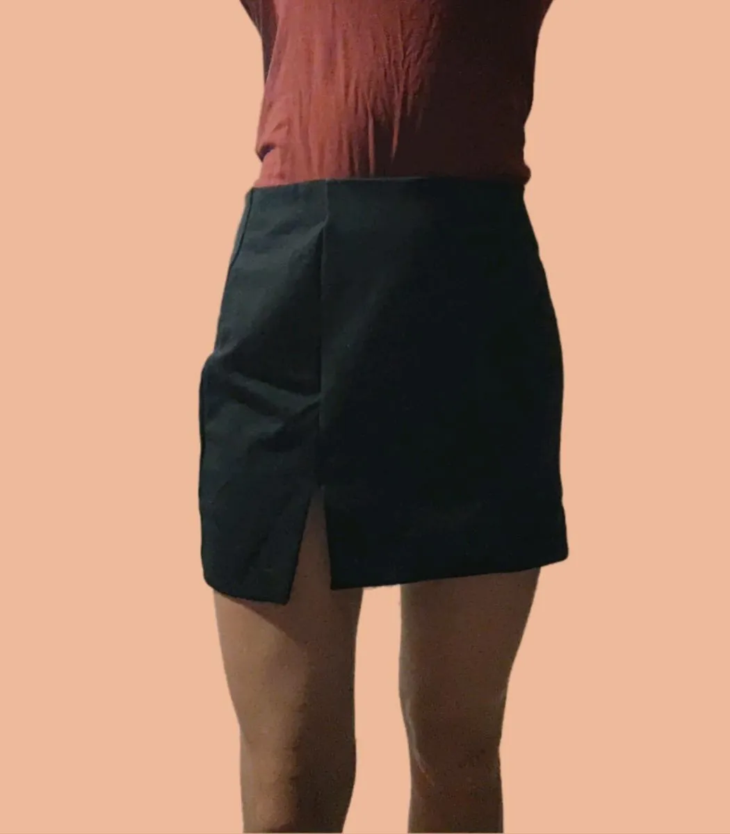 Elegant Black Slit Skirt – Versatile & Chic - Image 1