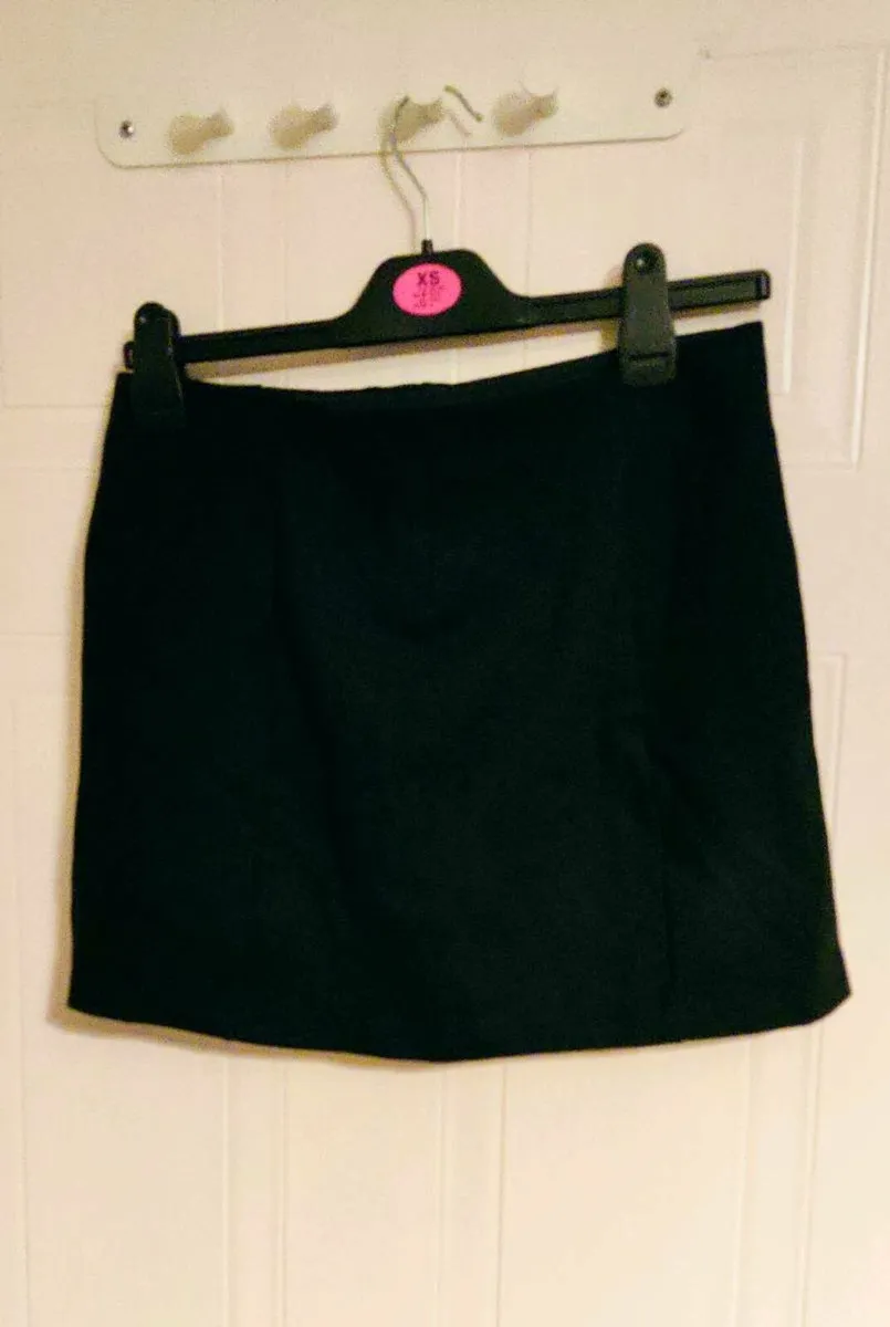 Elegant Black Slit Skirt – Versatile & Chic - Image 4