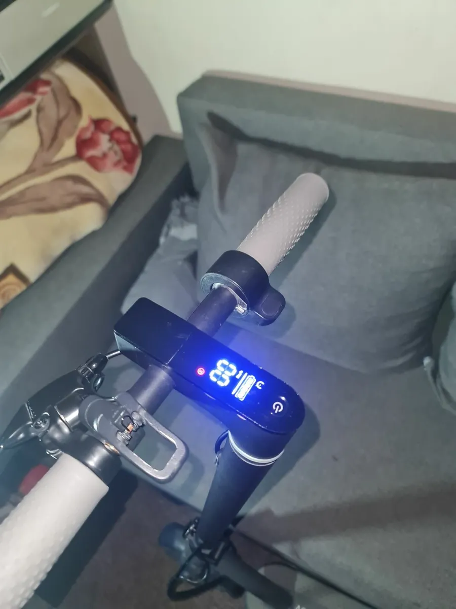 AOVOPRO M365 E-Scooter (31 km/h, Great Battery) - Image 2