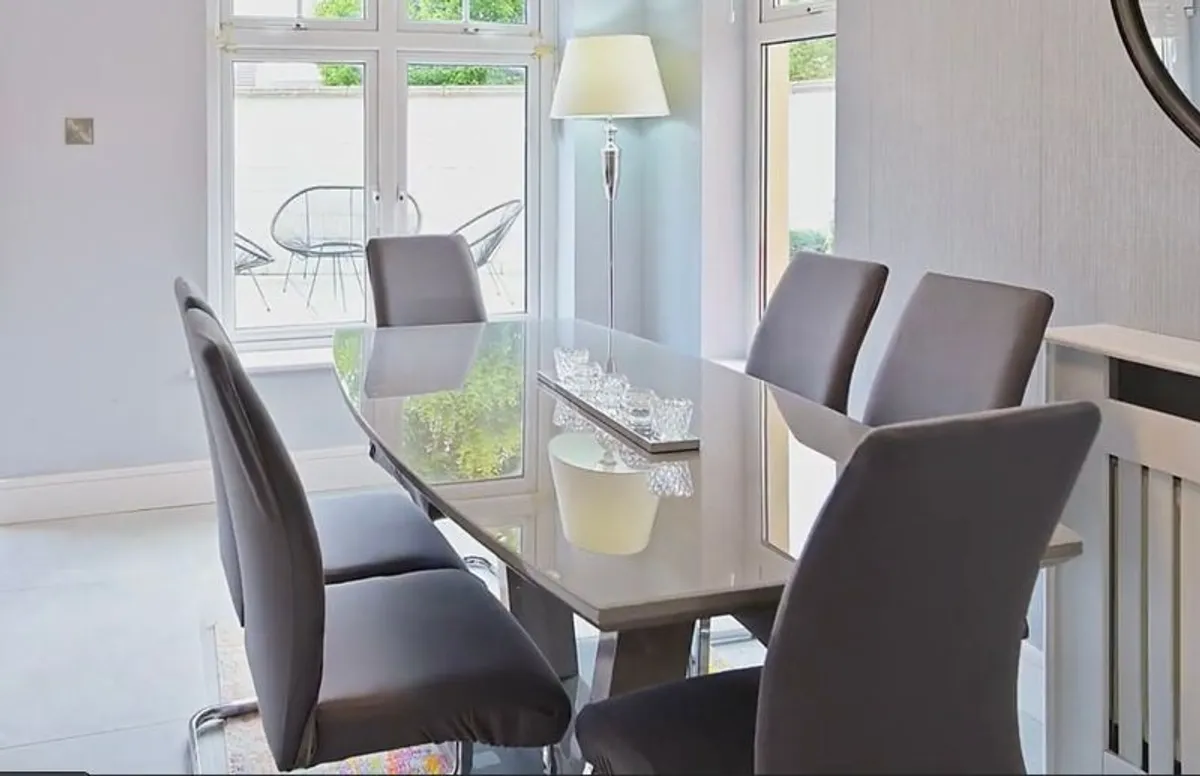 Glass-topped dining table with 6 chairs - Image 3