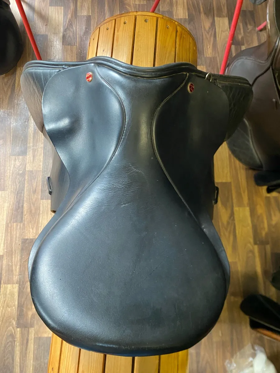 Hilton 17” wide black Leather saddle - Image 4