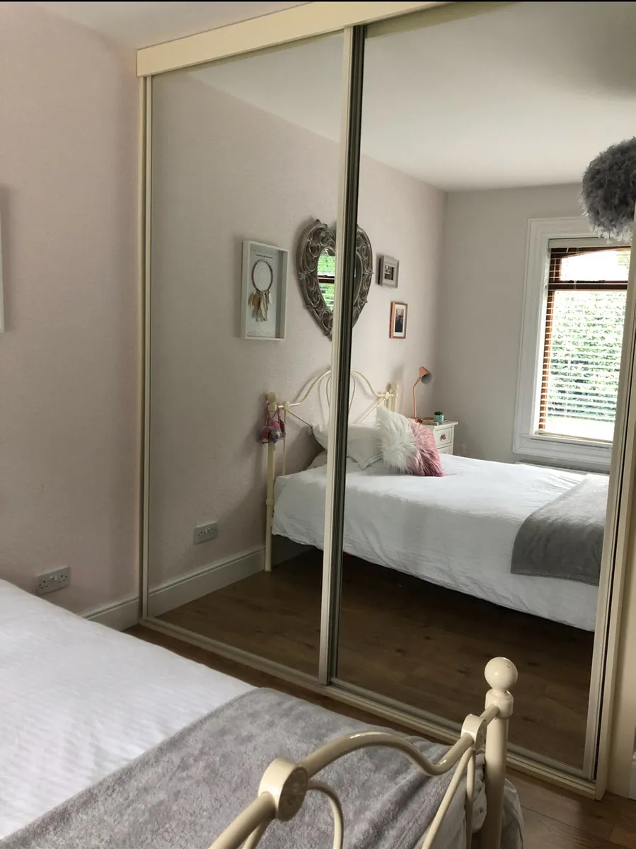 4 x Slide robe doors - Image 1