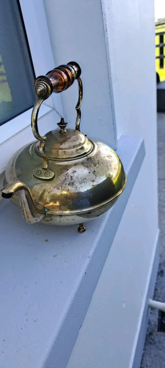 Old  brass  kettle - Image 3