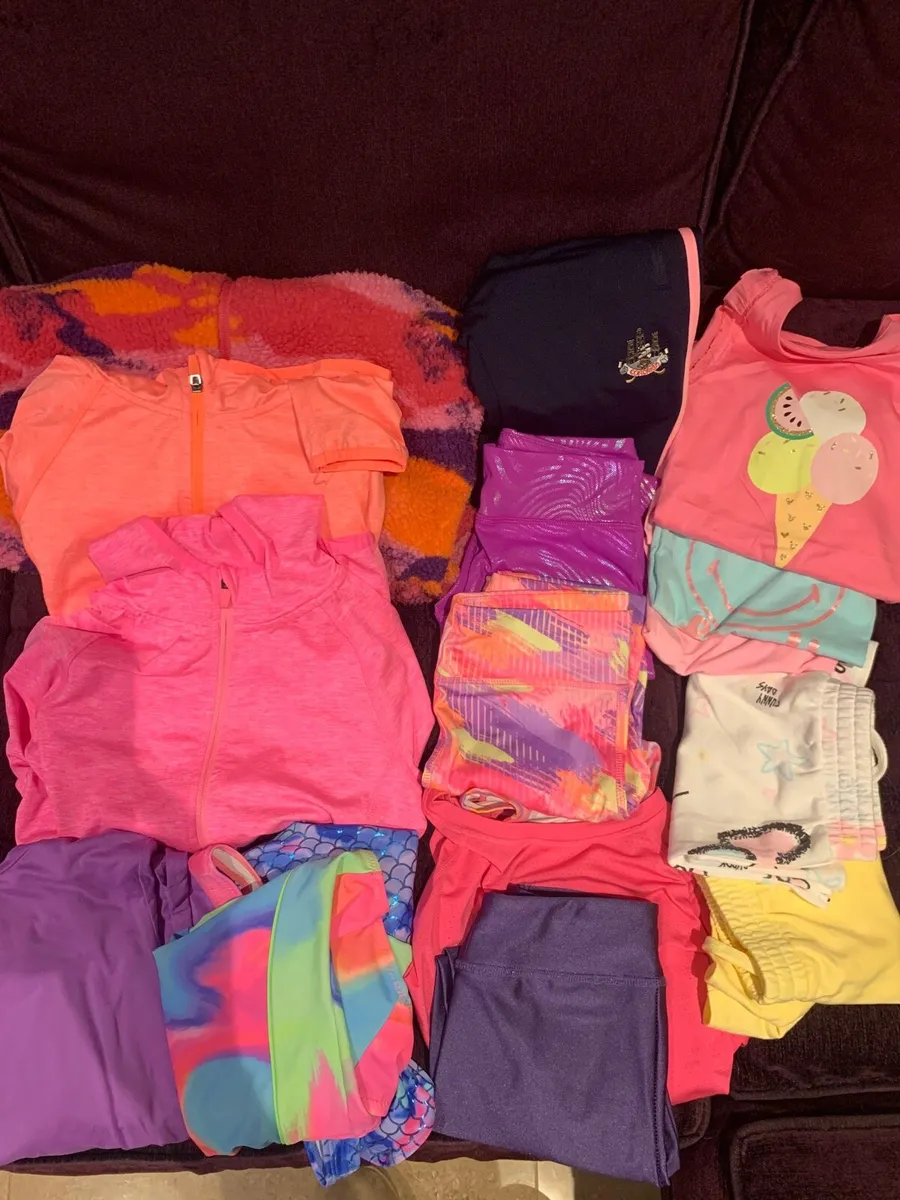 Girls clothes - Image 1