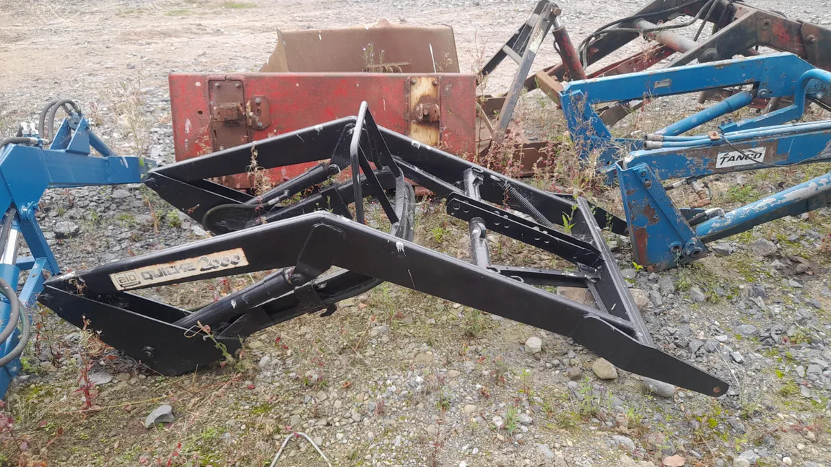 Quickie loader cw Mf 135 brackets - Image 1