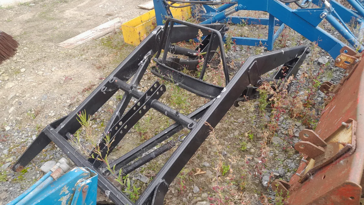 Quickie loader cw Mf 135 brackets - Image 3