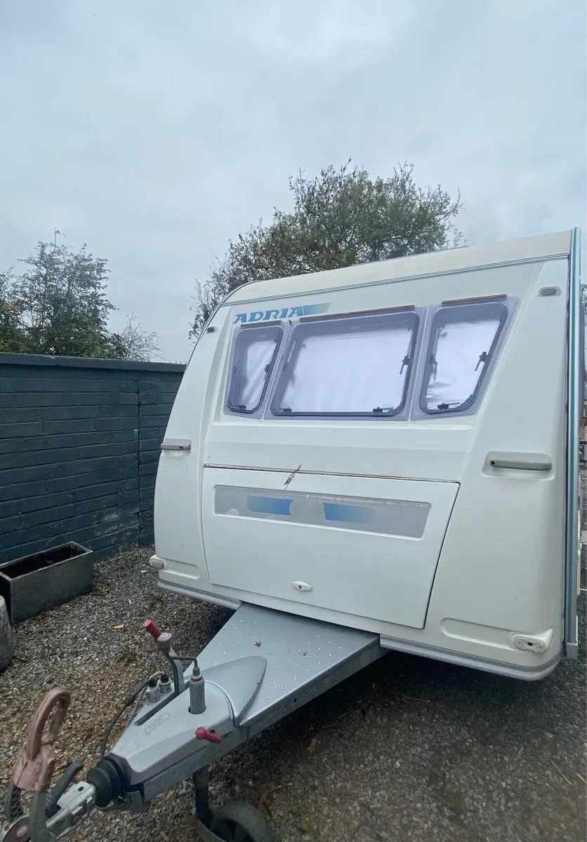 2007 fix bed caravan - Image 1