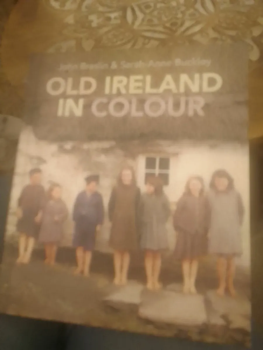 OLD IRELAND IN COLOUR HARDBACK BOOK - Image 1