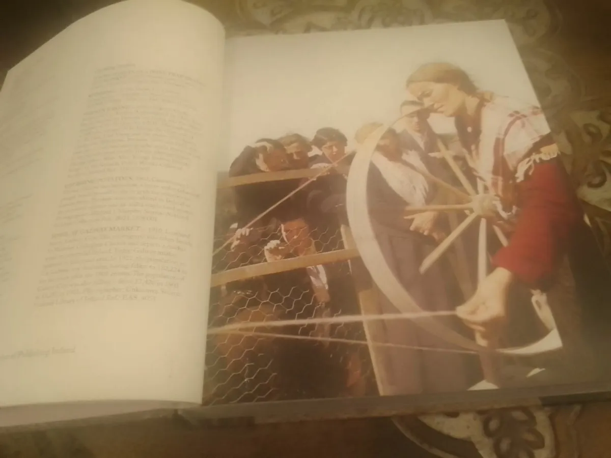 OLD IRELAND IN COLOUR HARDBACK BOOK - Image 3