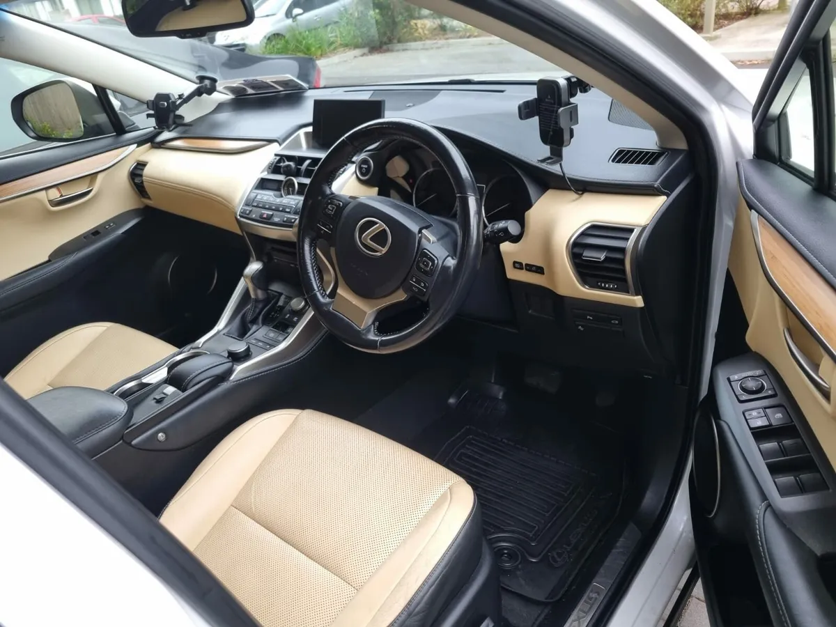 Lexus NX 300h AWD Executive - Image 3