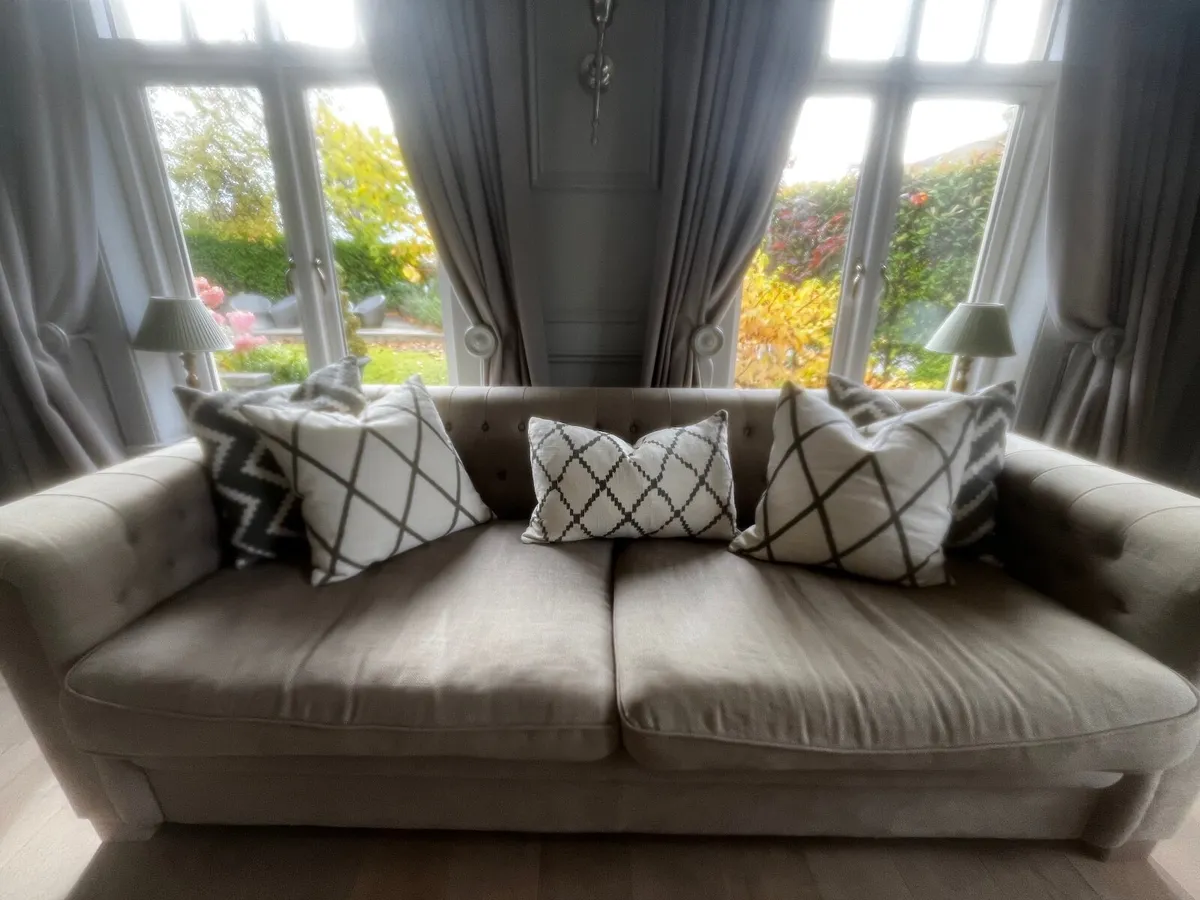 Stunning Chhatwal & Jonnson set of 5 cushions - Image 1