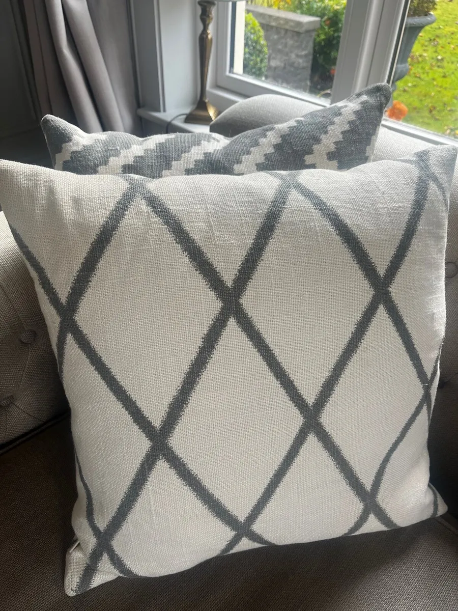 Stunning Chhatwal & Jonnson set of 5 cushions - Image 3