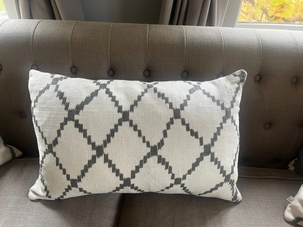 Stunning Chhatwal & Jonnson set of 5 cushions - Image 4