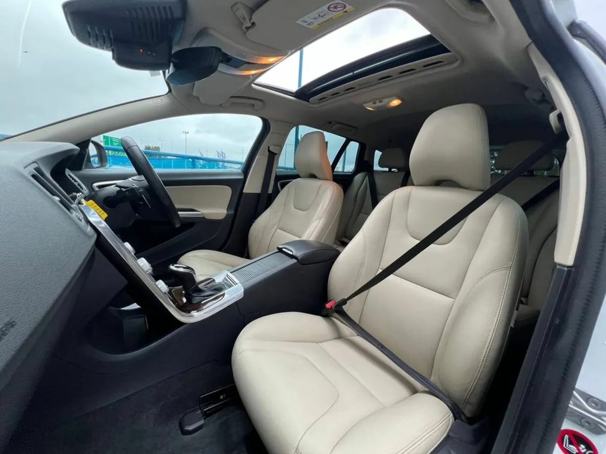 Volvo V60 D4 CLASSIC 2.0D AUTO // OPENING SUNROOF - Image 2