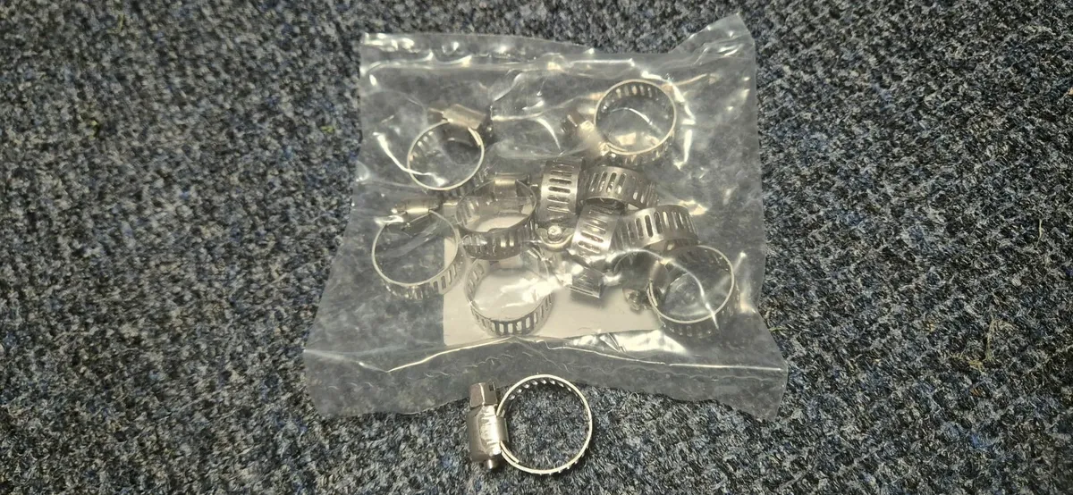 €7.00  bag of 10 stainless  fuel line clamps - Image 1