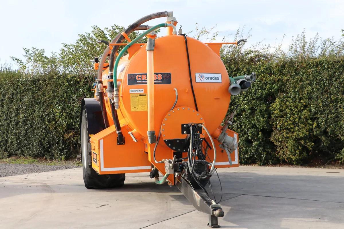 2500 Split Tanker - Road Wash - Dust Suppression - Image 2