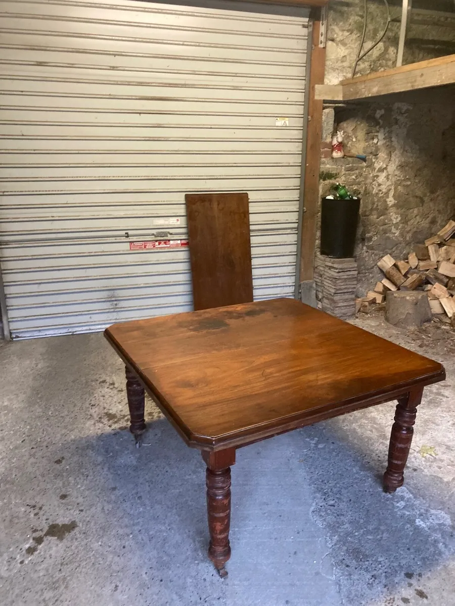 Mahogany dining table - Image 1