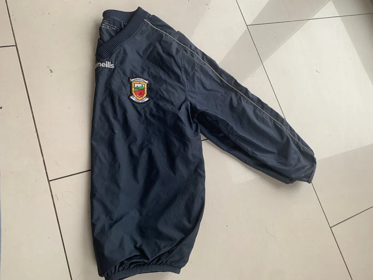 Age 7/8 Mayo O Neills wind/waterproof top - Image 2