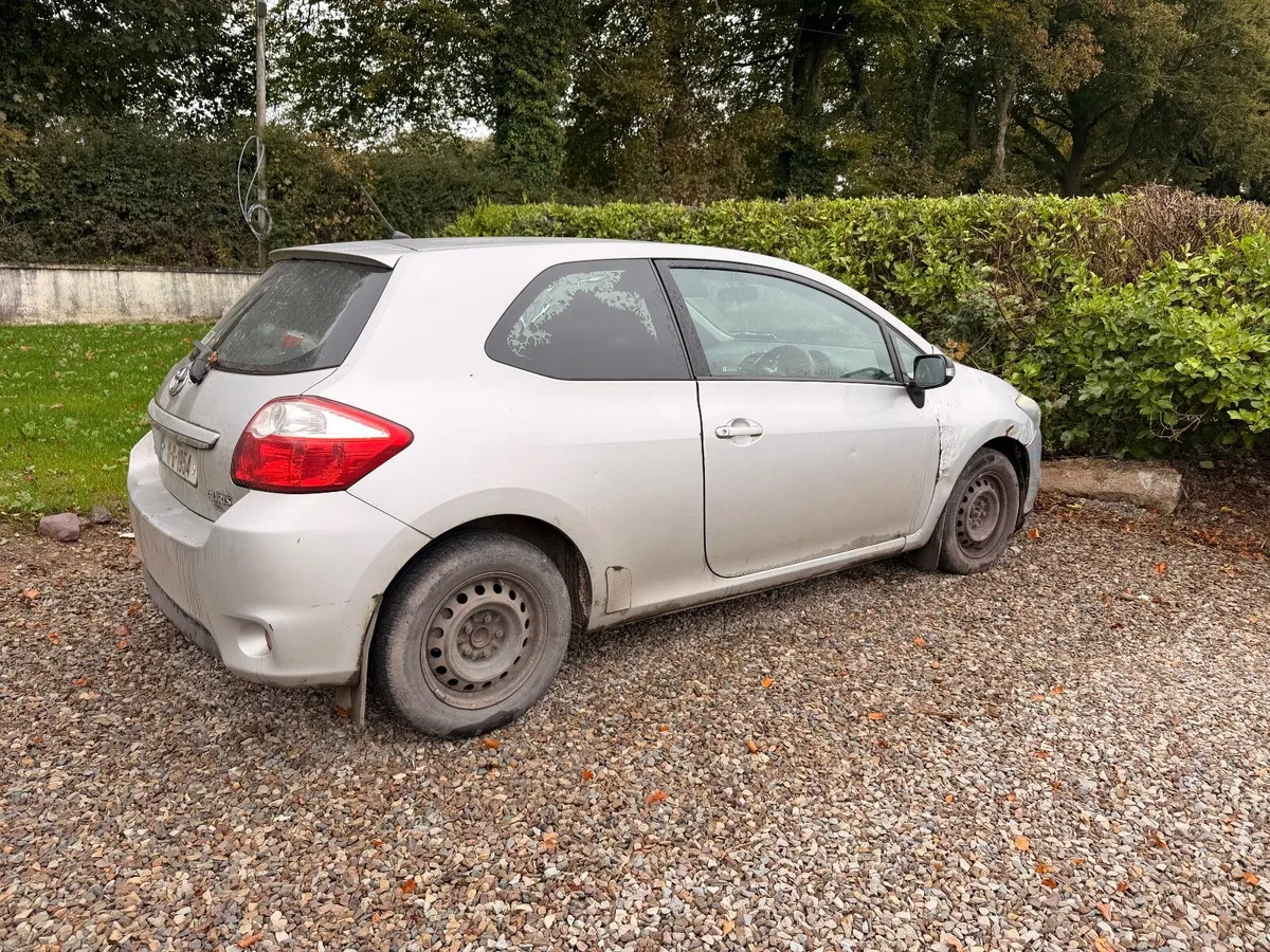 Toyota Auris 2011 - Image 2