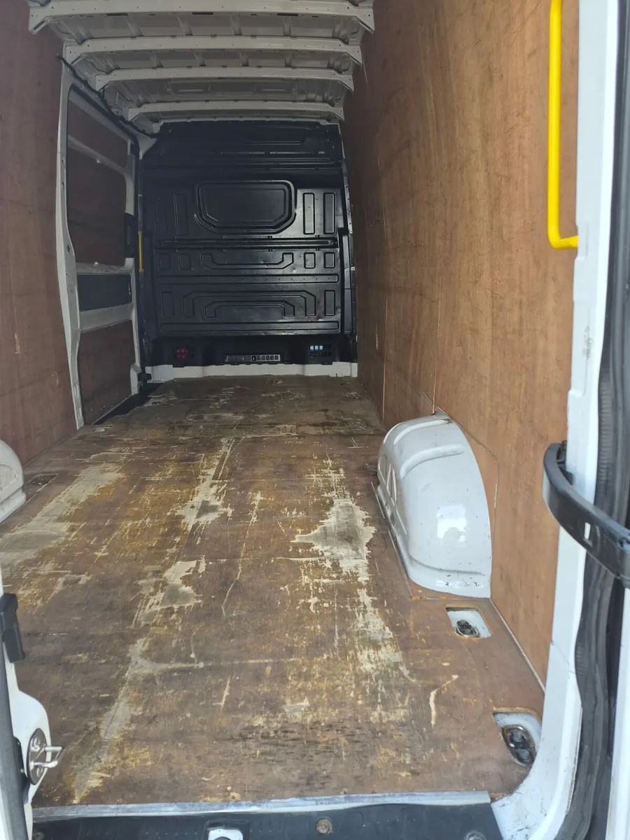 2021 man van - Image 4