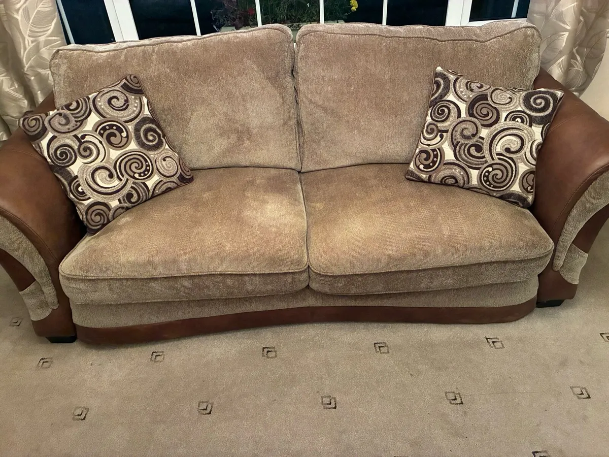 Couch and two armchairs - Image 1