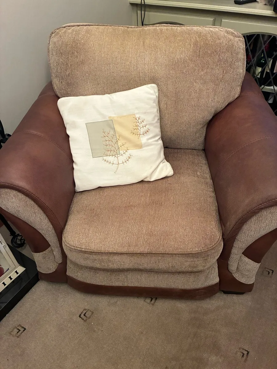 Couch and two armchairs - Image 2
