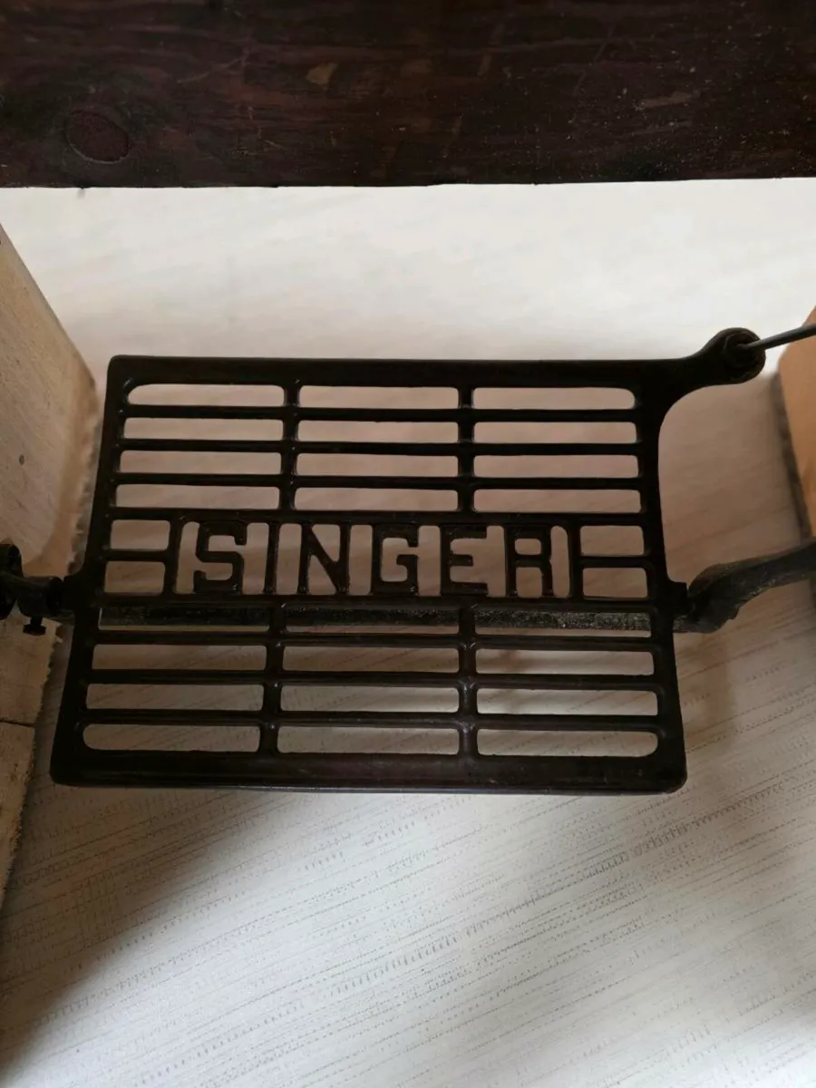Singer Desk - Image 3