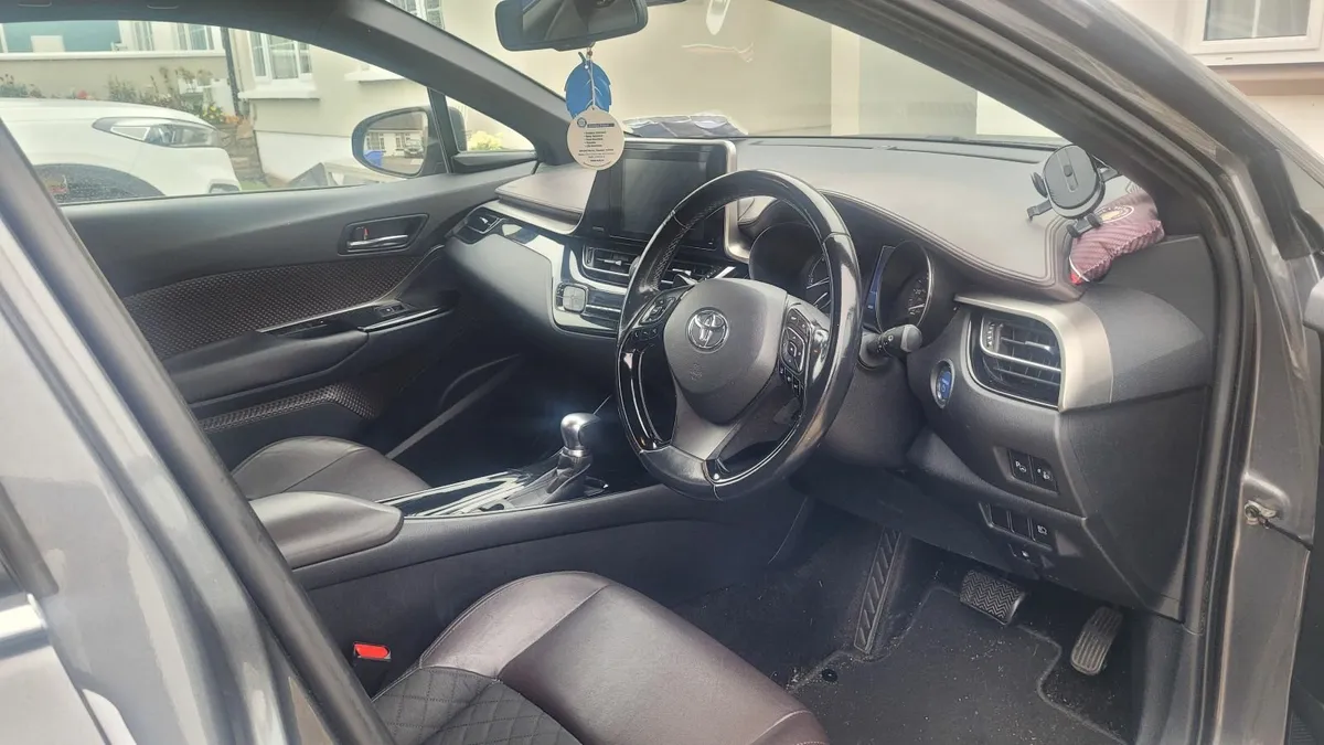 Toyota C-HR  1.8  EXCEL  HYBRID - Image 4