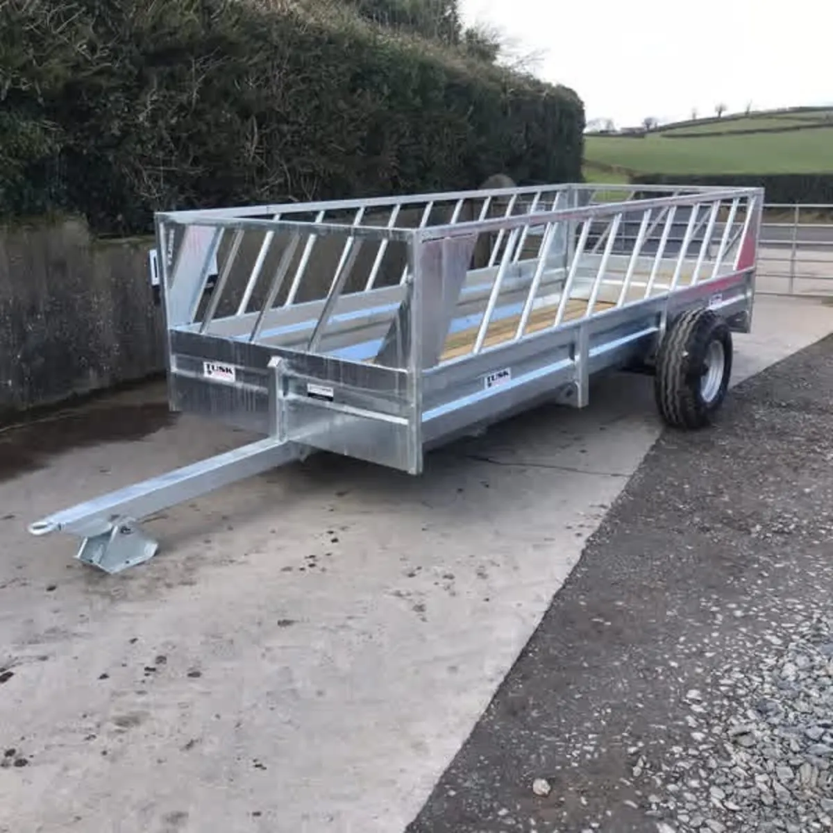 Tusk galvanised feeding trailer - Image 3