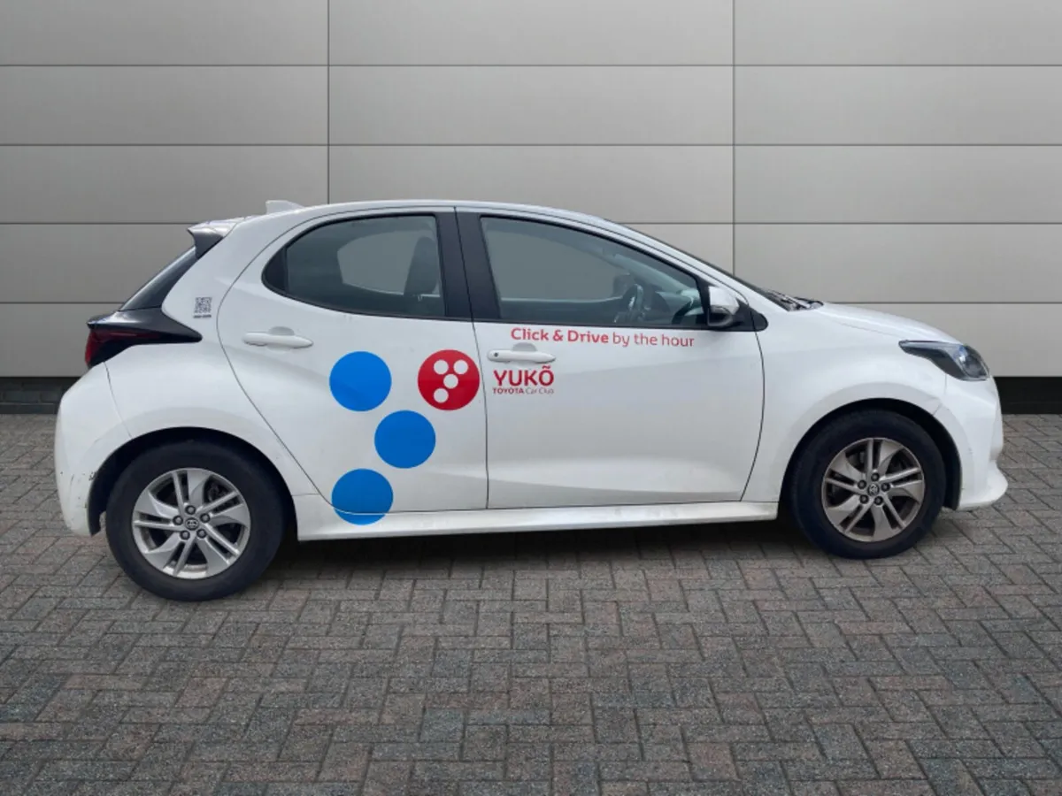 Toyota Yaris YARIS HYBRID LUNA - Image 3