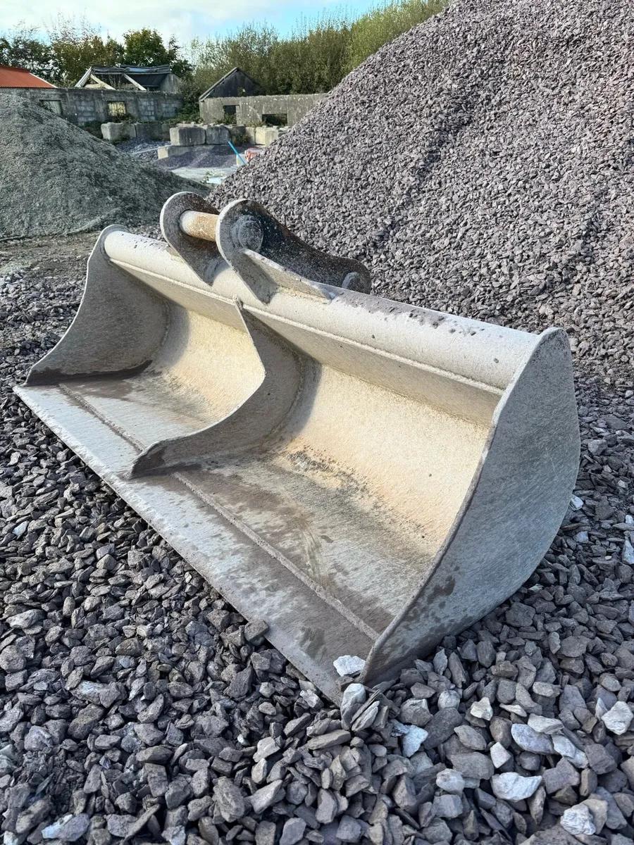 73” Grading bucket for 65mm pins - Image 1