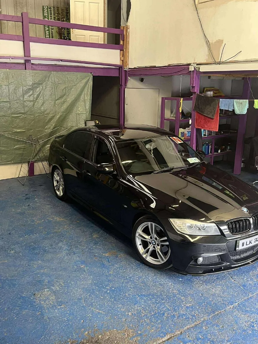 BMW 3-Series 2011 - Image 2